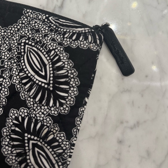 NEW Vera Bradley Black and White Quilted Paisley Makeup Bag - Picture 3 of 4